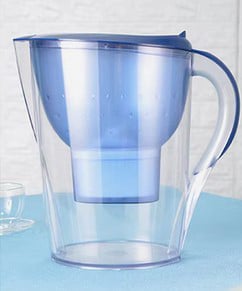 Hemos probado nueve modelos de estas jarras, que hemos llenado de agua del grifo a la que hemos añadido hasta niveles cercanos al límite legal todo tipo de sustancias de las que, en teoría, combaten estos aparatos, analizándose la composición del agua antes y después de echarla en la jarra.