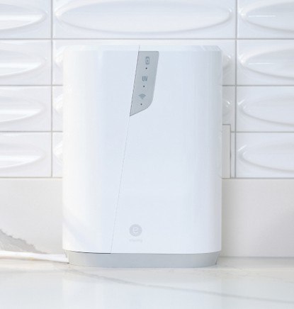 Vaso de agua purificada con filtro eSpring para consumo saludable en el hogar