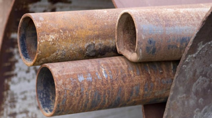 tuberías oxidadas deposita en el agua