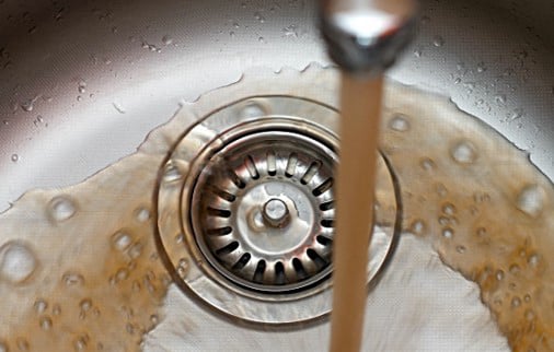 el agua que llega al hogar esta sucia y mal oliente 