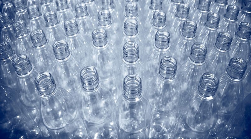 Analizan 29 botellas de agua en España y todas pueden provocar problemas de salud