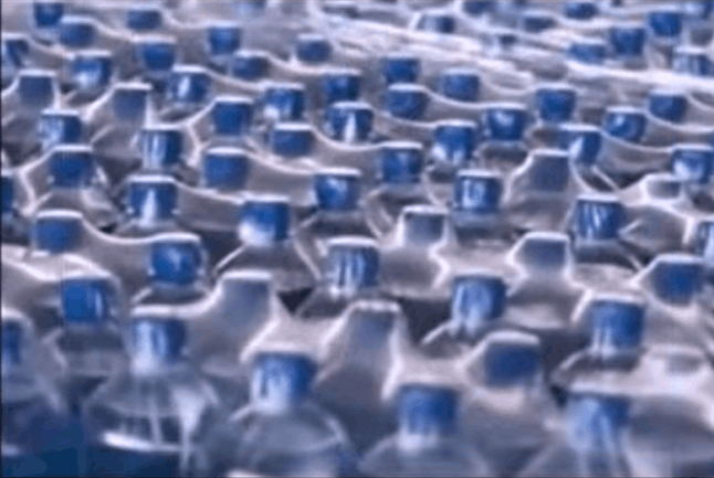 el agua embotellada en plásticos peligrosos por contaminante cancerígenos